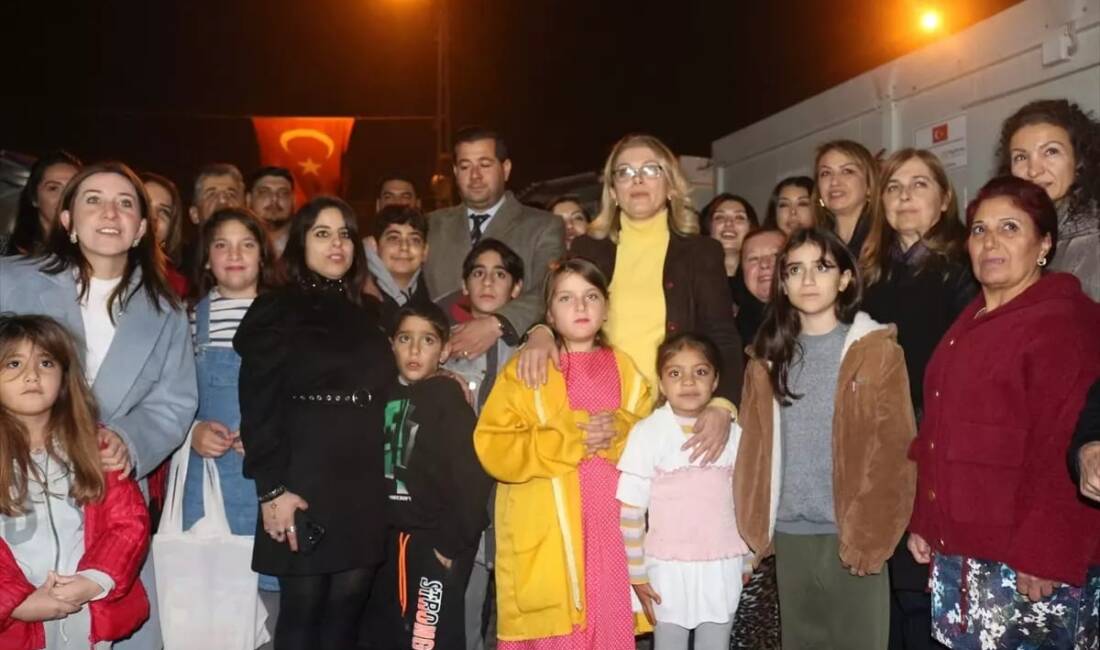 CHP Kadın Kolları Genel Başkanı Asu Kaya, Hatay'da depremzedelerle yeni