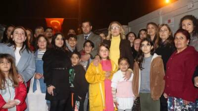 CHP Kadın Kolları Genel Başkanı Asu Kaya, Hatay'da depremzedelerle yeni