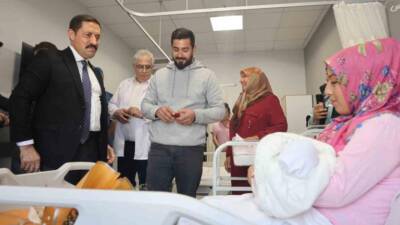 Hatay Valisi Mustafa Masatlı, yeni yılın ilk bebeğini ziyaret ederek