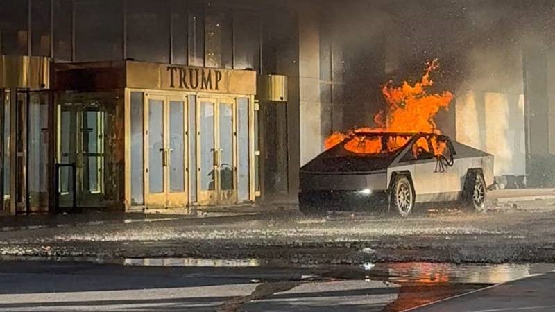 Tesla'nın ünlü Cybertruck modeli, Las Vegas'ta Trump International Hotel önünde