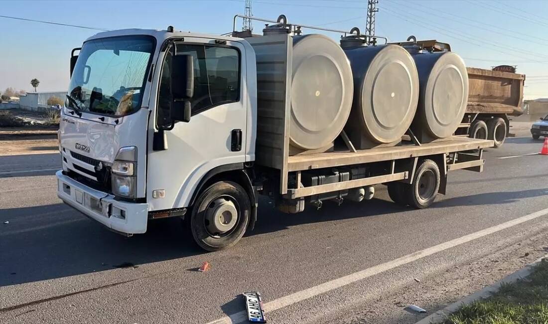 Hatay'ın Kırıkhan ilçesinde meydana gelen trafik kazasında, kamyonun çarptığı bir