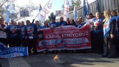 Birleşik Kamu-İş Konfederasyonu’na bağlı memurlar, TÜİK’in açıkladığı enflasyon oranlarını protesto