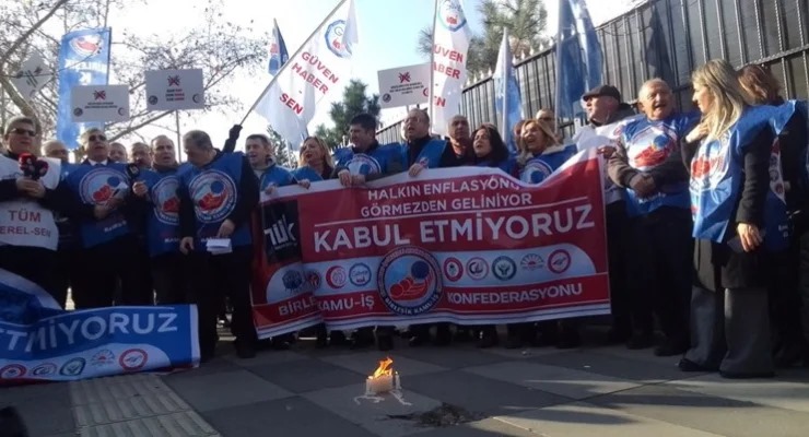 Birleşik Kamu-İş Konfederasyonu’na bağlı memurlar, TÜİK’in açıkladığı enflasyon oranlarını protesto