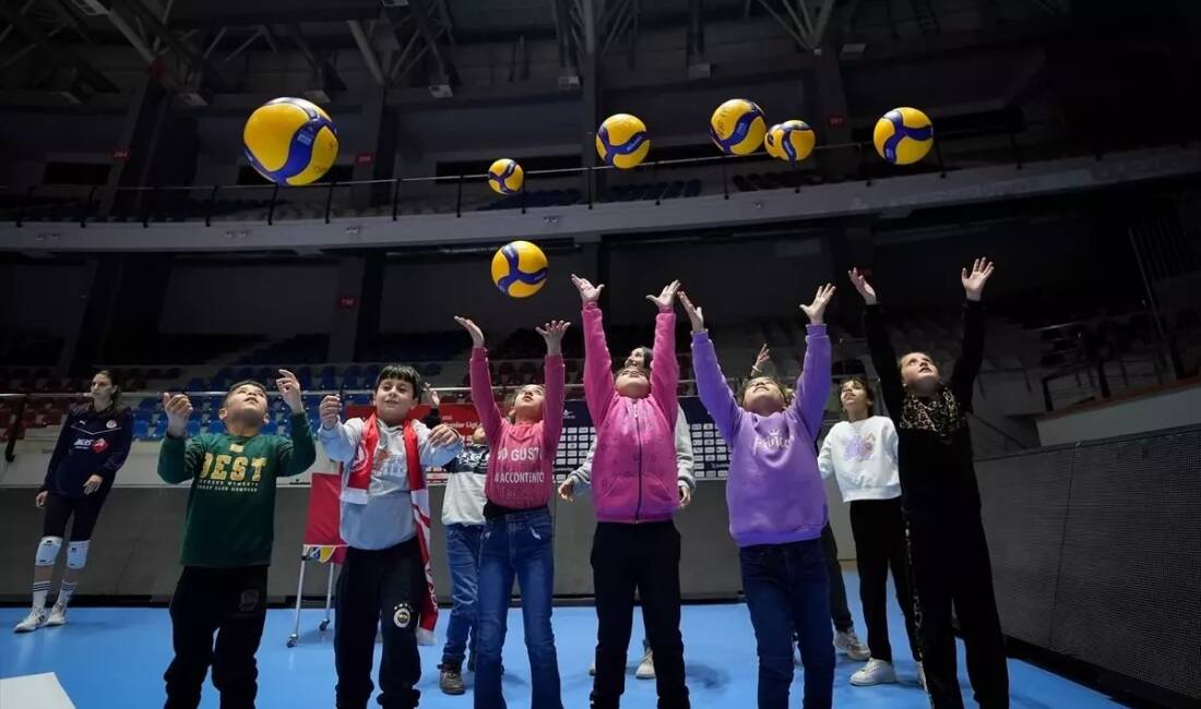 Hatay'ın Kırıkhan ilçesindeki öğrenciler, yaratıcılıklarını kullanarak soğan torbalarından yaptıkları voleybol