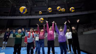 Hatay'ın Kırıkhan ilçesindeki öğrenciler, yaratıcılıklarını kullanarak soğan torbalarından yaptıkları voleybol