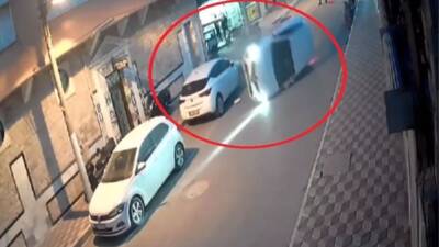 İskenderun'da park halindeki bir araca çarpan otomobilin takla attığı kaza