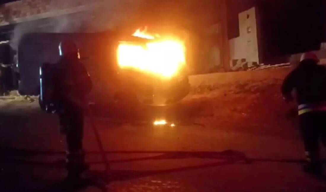 Hatay'ın Defne ilçesinde park halindeki bir minibüs, motor kısmında çıkan