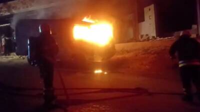 Hatay'ın Defne ilçesinde park halindeki bir minibüs, motor kısmında çıkan