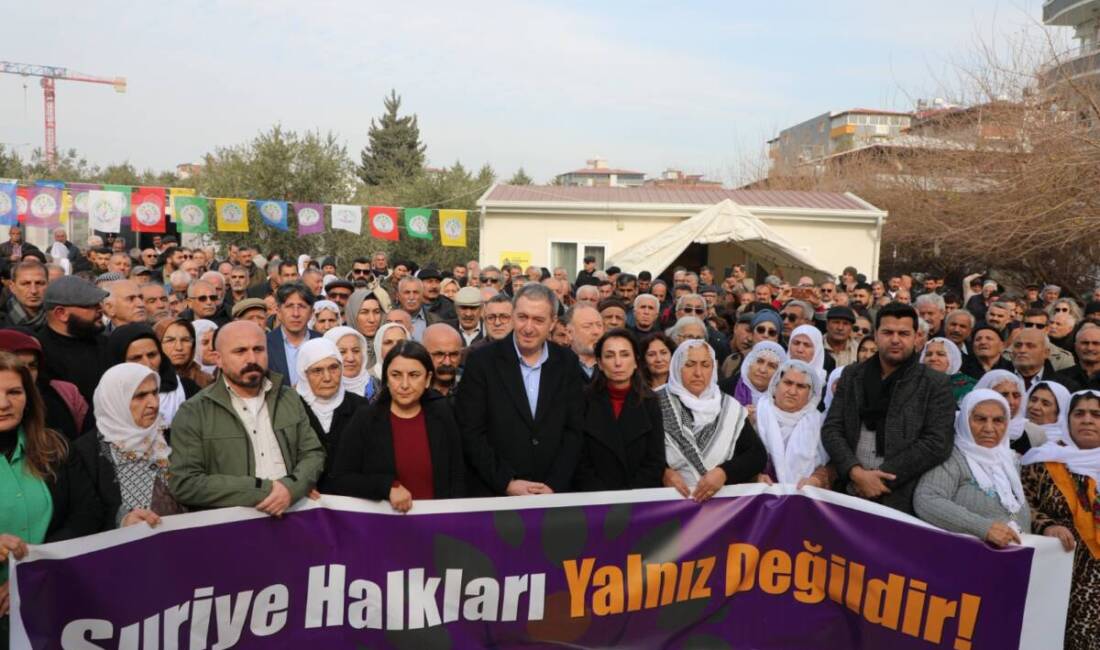 DEM Parti eş genel başkanları, Hatay'da gerçekleştirdikleri açıklamada Rojava'daki durumu