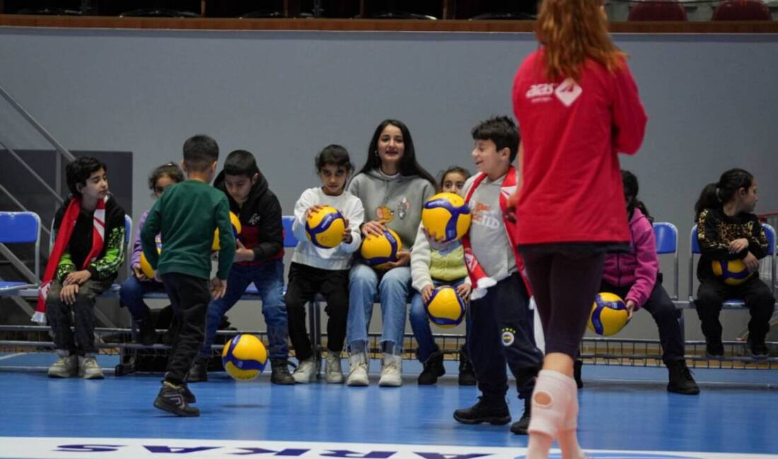 Hatay'ın Kırıkhan ilçesinde soğan torbalarından voleybol filesi yaparak gündem olan