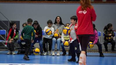 Hatay'ın Kırıkhan ilçesinde soğan torbalarından voleybol filesi yaparak gündem olan