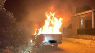 Hatay’ın Defne ilçesinde, akşam saatlerinde park halindeki bir araçta yangın