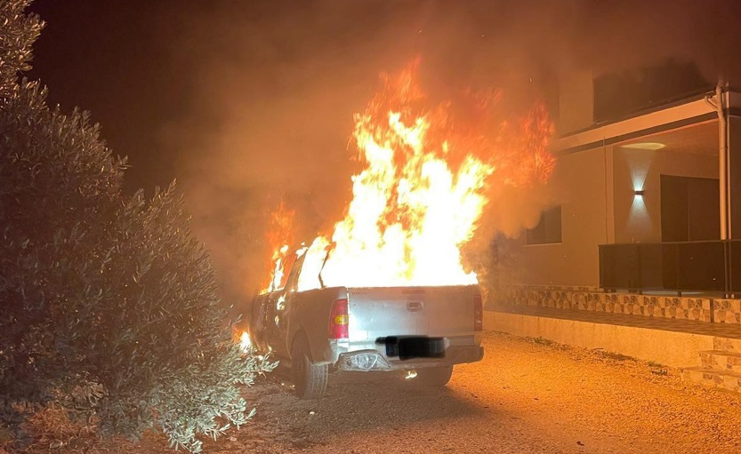 Hatay’ın Defne ilçesinde, akşam saatlerinde park halindeki bir araçta yangın