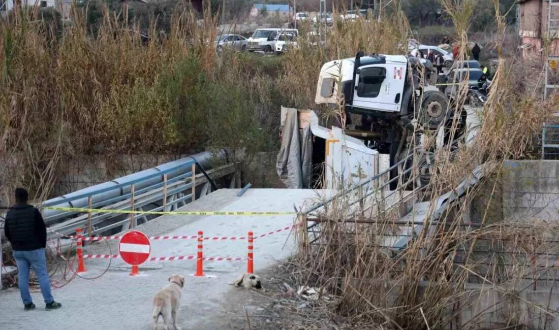 Hatay'ın Antakya ilçesinde, köprünün çökmesiyle hafriyat kamyonu dereye düştü. Sürücü