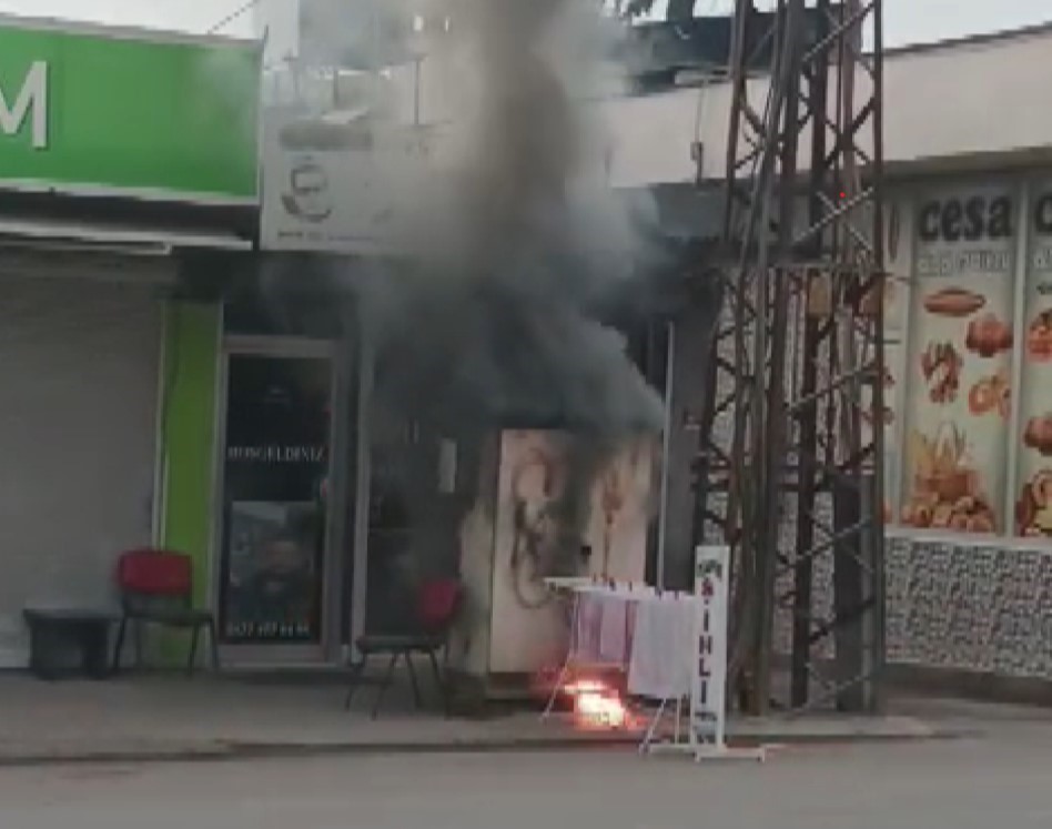 Hatay'ın Reyhanlı ilçesi Gültepe Mahallesi'nde elektrik trafosunda meydana gelen patlama