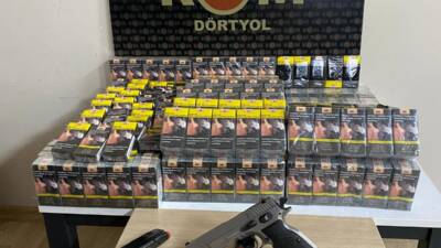 Hatay'da gerçekleştirilen operasyonda, ruhsatsız silah ve kaçak sigara ele geçirildi,