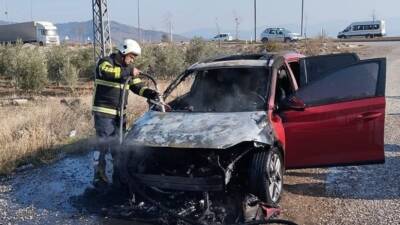 Hatay’ın Hassa ilçesinde, Gülkent Mahallesi’nde seyir halindeki bir otomobilde çıkan