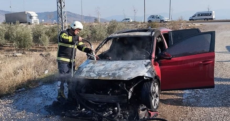 Hatay’ın Hassa ilçesinde, Gülkent Mahallesi’nde seyir halindeki bir otomobilde çıkan