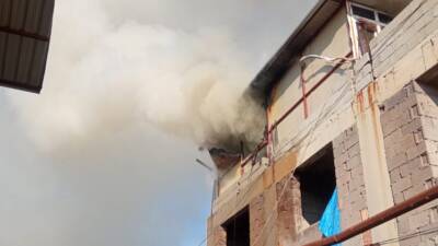 Hatay’ın Kırıkhan ilçesinin Alsancak Mahallesi’nde, 2 katlı bir binanın çatı