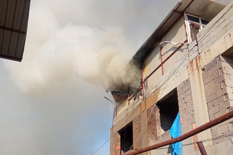 Hatay’ın Kırıkhan ilçesinin Alsancak Mahallesi’nde, 2 katlı bir binanın çatı