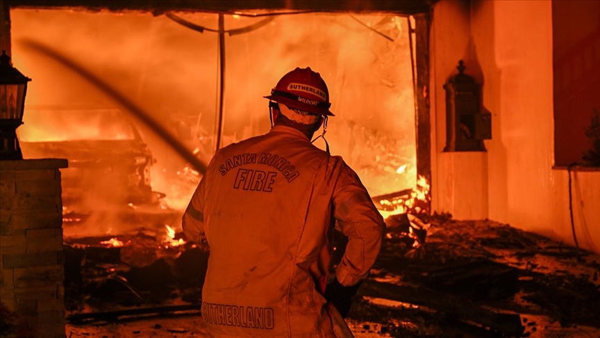 Los Angeles'ta bir haftadır devam eden orman yangınlarında ölü sayısı