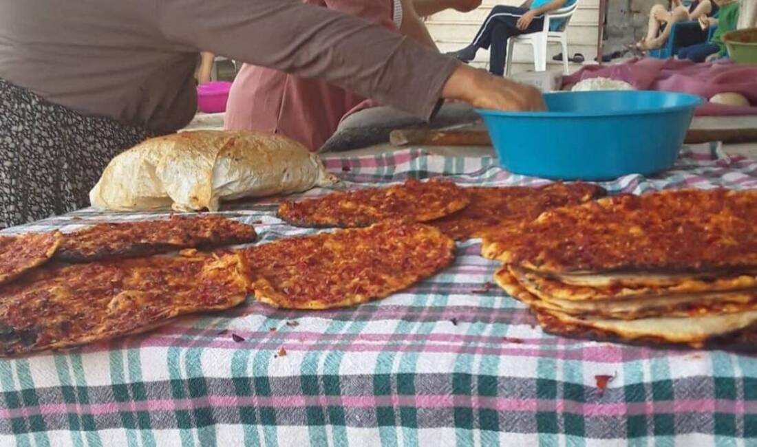 Hatay'ın yöresel tatlarından biri olan biberli ekmek, Kırıkhan'da sabahın erken