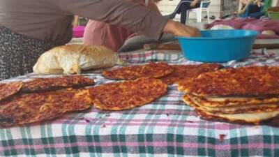Hatay'ın yöresel tatlarından biri olan biberli ekmek, Kırıkhan'da sabahın erken