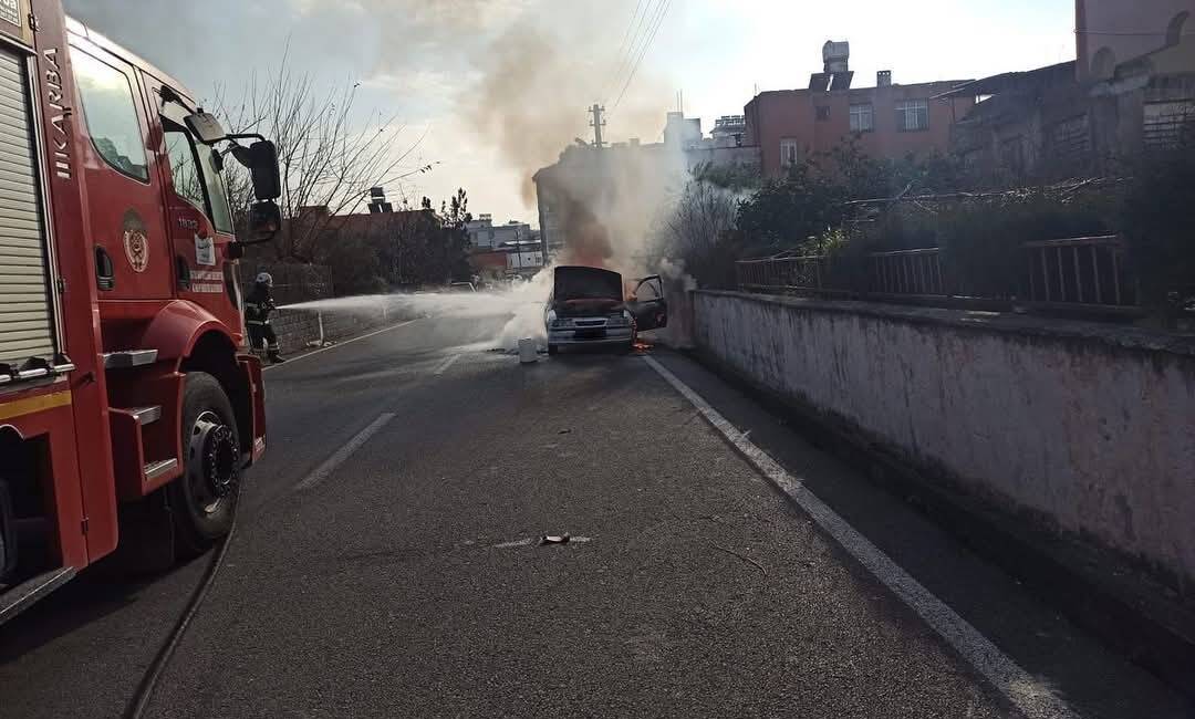 Hatay’ın Payas ilçesinde seyir halindeki bir otomobilde çıkan yangın paniğe