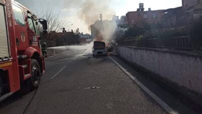 Hatay’ın Payas ilçesinde seyir halindeki bir otomobilde çıkan yangın paniğe
