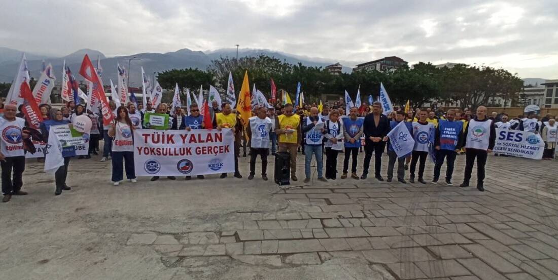 İskenderun Atatürk Anıt Alanı’nda toplanan KESK ve diğer konfederasyonlara bağlı