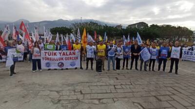 İskenderun Atatürk Anıt Alanı’nda toplanan KESK ve diğer konfederasyonlara bağlı