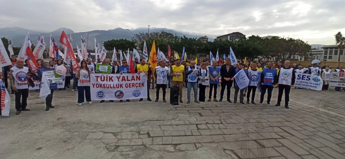 İskenderun Atatürk Anıt Alanı’nda toplanan KESK ve diğer konfederasyonlara bağlı