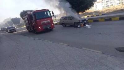 İskenderun’da bir otomobilin motor kısmından çıkan dumanlar paniğe yol açtı.