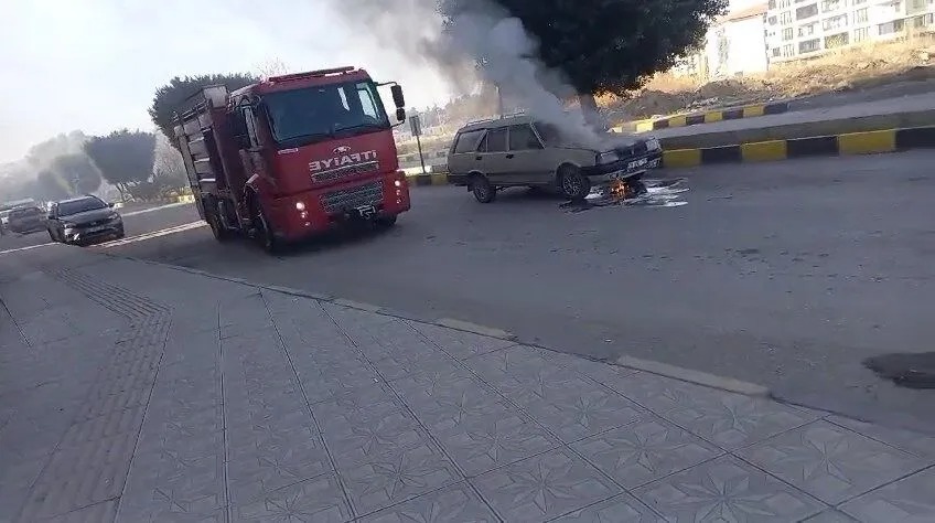 İskenderun’da bir otomobilin motor kısmından çıkan dumanlar paniğe yol açtı.