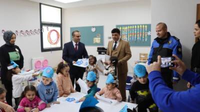 İskenderun İlçe Emniyet Müdürü Nevzat Güneş, çocukların davetini kırmayarak okulları