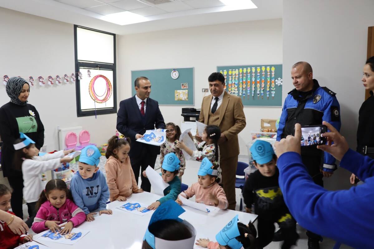 İskenderun İlçe Emniyet Müdürü Nevzat Güneş, çocukların davetini kırmayarak okulları
