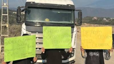 Hatay'ın Antakya ilçesi Karlısu Mahallesi'nde mahalle halkı, bölgedeki döküm sahasının