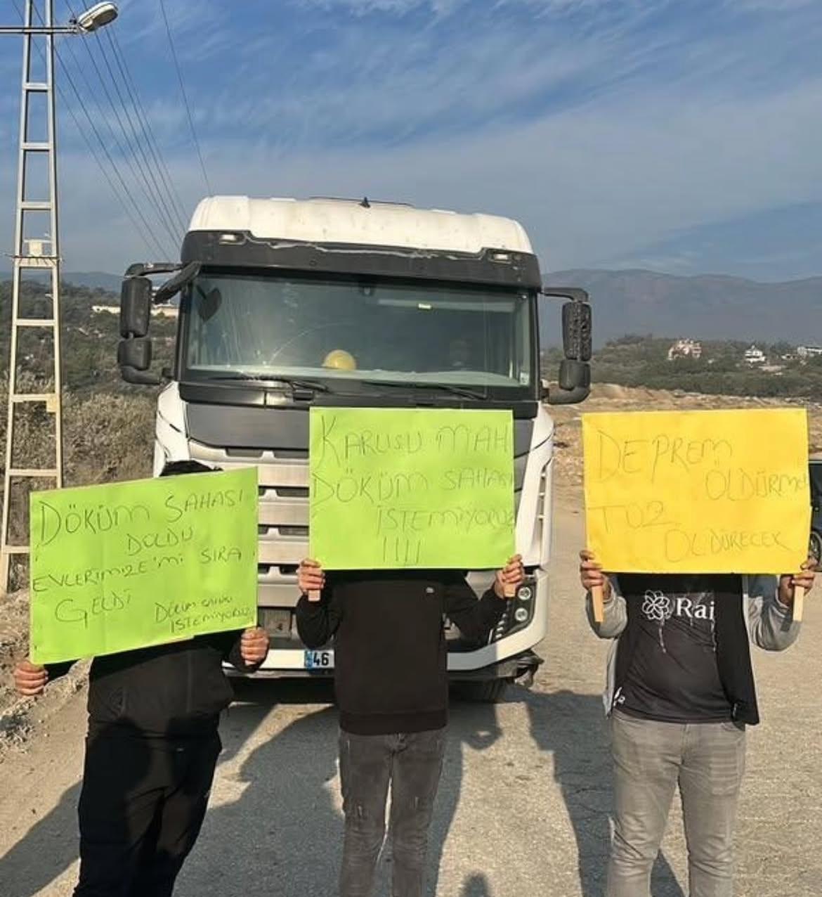 Hatay'ın Antakya ilçesi Karlısu Mahallesi'nde mahalle halkı, bölgedeki döküm sahasının