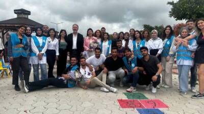 Hatay, deprem felaketinin etkilerinden kurtulmaya çalışırken, üniversite öğrencileri anlamlı bir