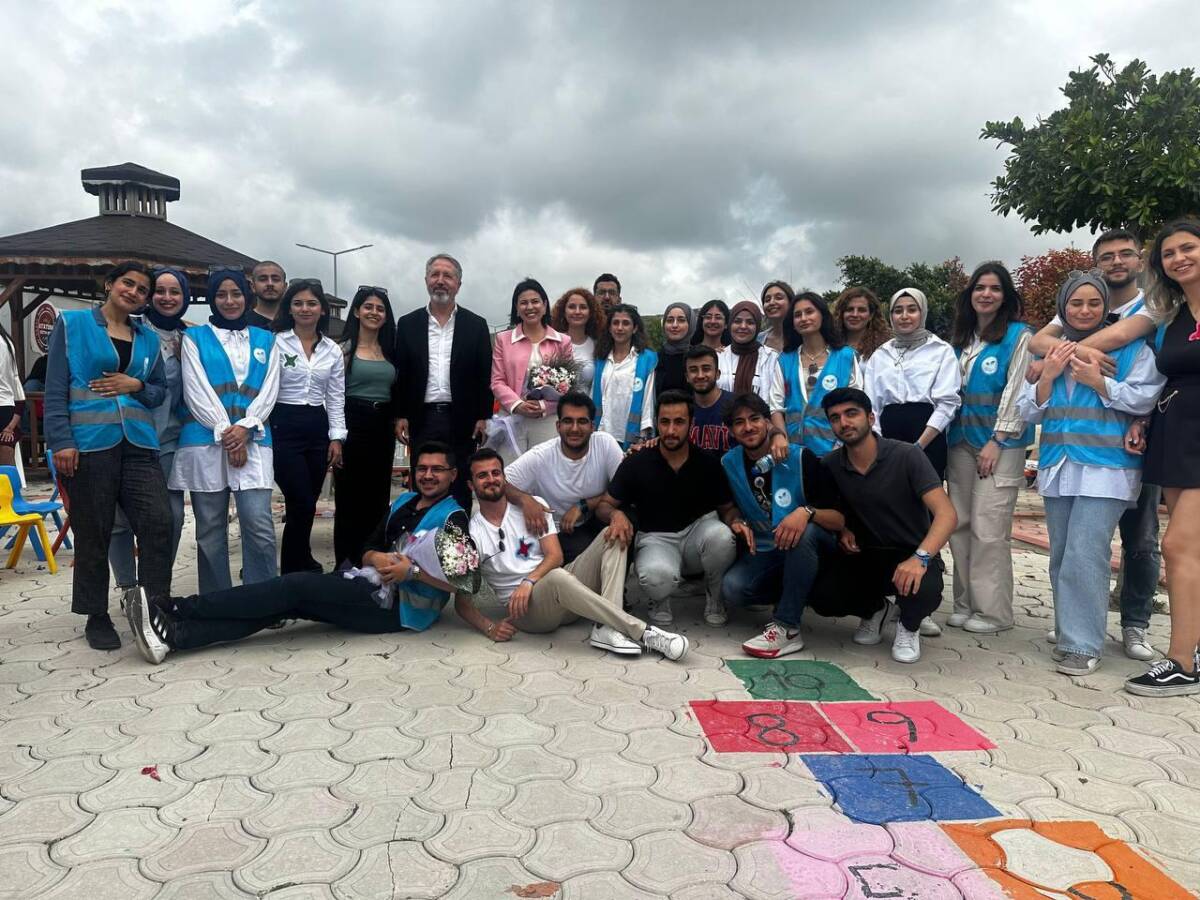 Hatay, deprem felaketinin etkilerinden kurtulmaya çalışırken, üniversite öğrencileri anlamlı bir