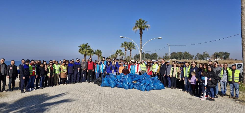 Dörtyol Belediyesi ve Nazmiye Muratlı Gençlik Merkezi gönüllüleri, sahil temizliğiyle