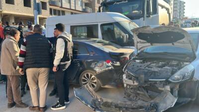 Hatay'ın İskenderun ilçesinde, yokuş aşağı inerken freni patlayan bir hafriyat