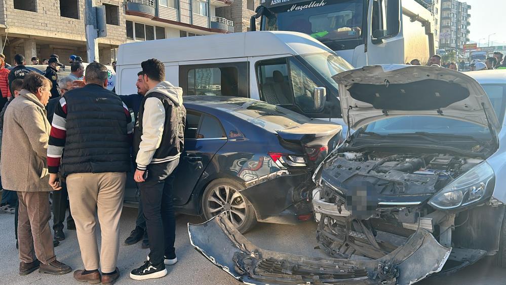 Hatay'ın İskenderun ilçesinde, yokuş aşağı inerken freni patlayan bir hafriyat