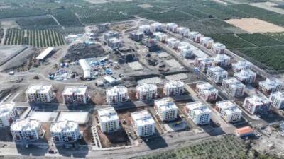 Hatay Valisi Mustafa Masatlı, Erzin ilçesindeki TOKİ tarafından yapılan 635