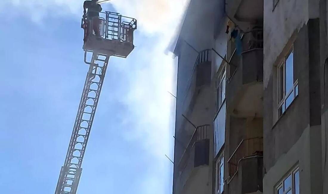 Hatay’ın Samandağ ilçesinde bir apartmanın en üst katında çıkan yangın