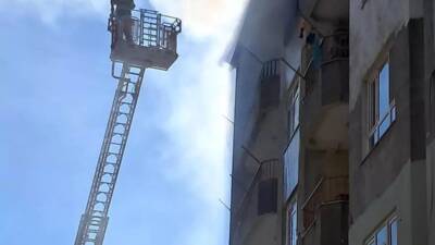 Hatay’ın Samandağ ilçesinde bir apartmanın en üst katında çıkan yangın