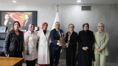 Altınözü Belediye Başkanı Rıfat Sarı, Cumhurbaşkanı Recep Tayyip Erdoğan’ın eşi