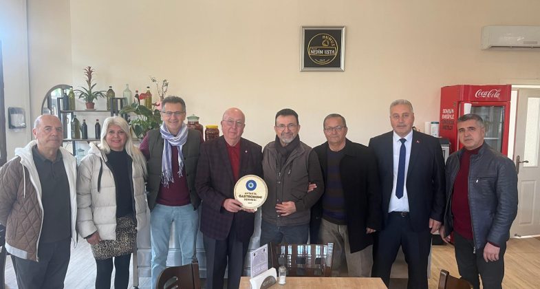 Antakya Gastronomi Derneği Başkanı Metin Tansal ve yönetim kurulu üyeleri,