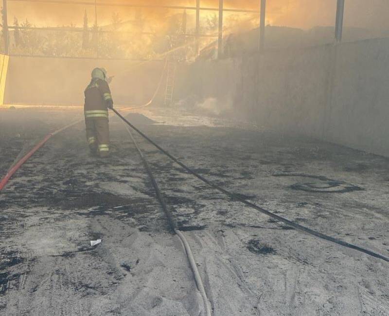 Hatay’ın Arsuz ilçesinde, Akçalı Mahallesi’nde bulunan bir samanlıkta çıkan yangın