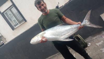 İskenderun ilçesinde amatör balıkçı Mustafa Yağmur’un oltası, dev bir balığa